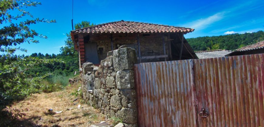 Te renoveren traditionele natuurstenen woning met ruim stuk grond