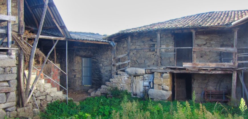 Traditionelles Steinhaus zum Renovieren mit grossem Grundstück