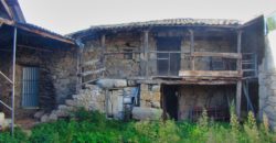 Casa rústica a rehabilitar de arquitectura popular gallega con amplia finca
