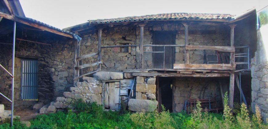 Te renoveren traditionele natuurstenen woning met ruim stuk grond