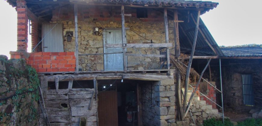 Casa rústica a rehabilitar de arquitectura popular gallega con amplia finca