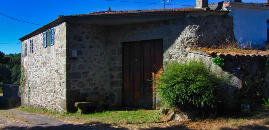 Schönes traditionelles Bauernhaus aus Stein mit Weideland in ruhigen Gegend