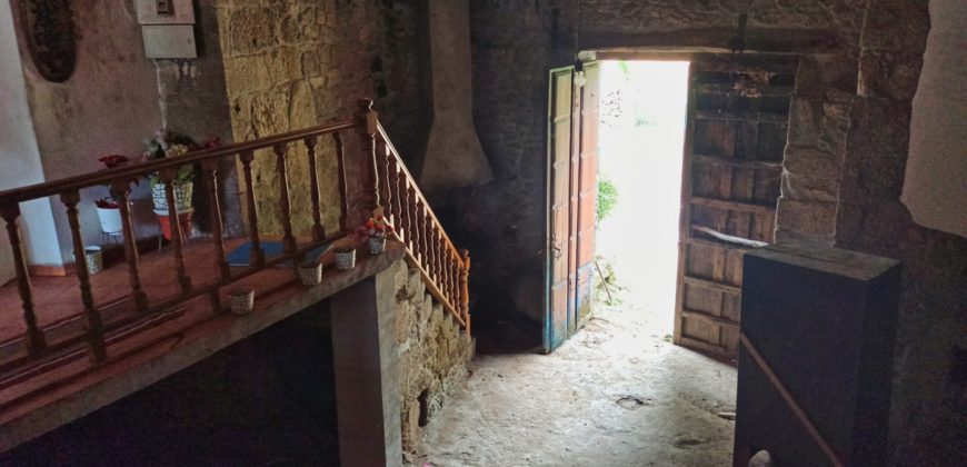 Schönes traditionelles Bauernhaus aus Stein mit Weideland in ruhigen Gegend