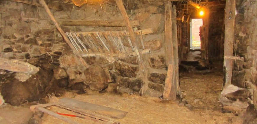 Casa rústica de piedra con anexos y finca en la Ribeira Sacra