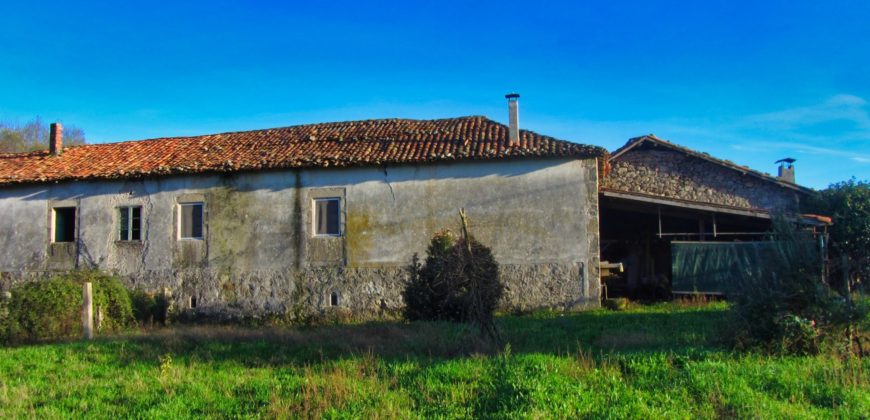 Bauernhaus aus Stein mit Nebengebäuden und Grundstück