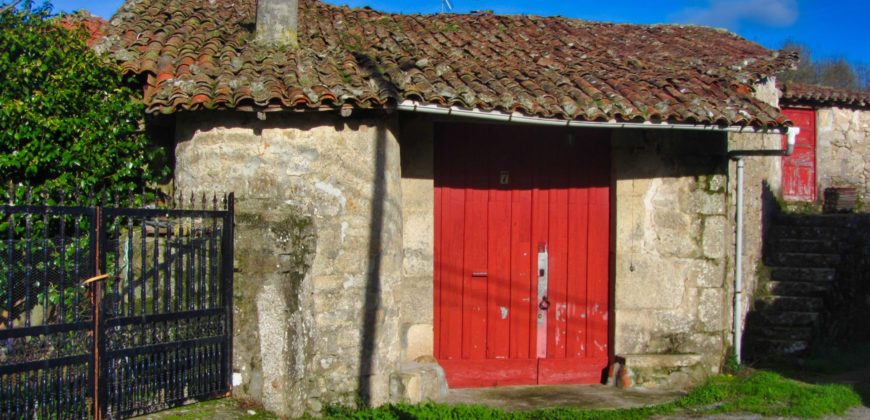Bauernhaus aus Stein mit Nebengebäuden und Grundstück