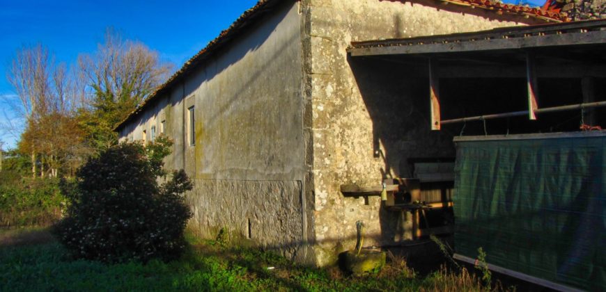 Casa tradicional de piedra habitable con patio interior y finca
