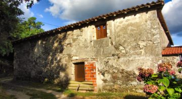 Partially renovated stone house with garden near the banks of the river Miño