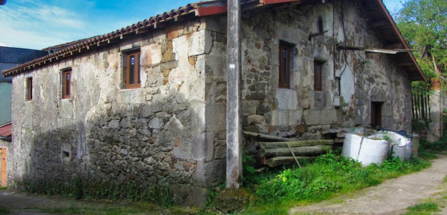 Casa rústica de piedra parcialmente rehabilitada con finca