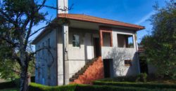 Ruim perceel met onafgemaakte woning en bijgebouwen in Monterroso