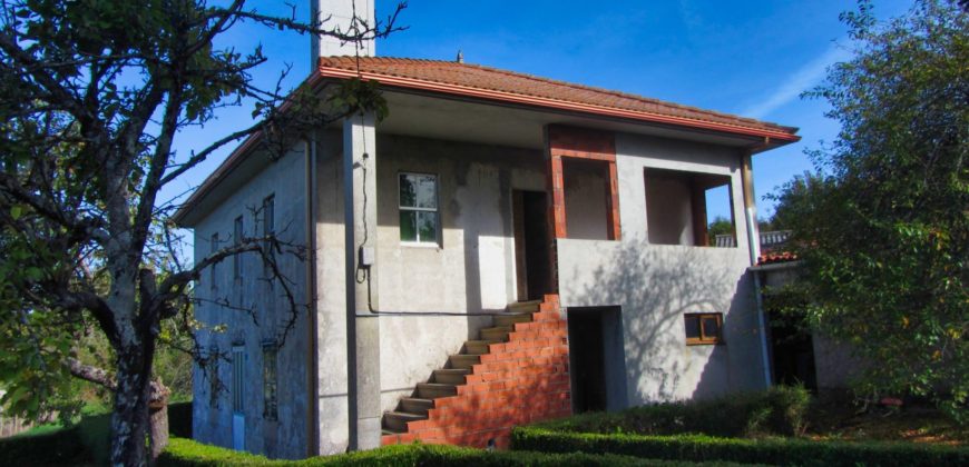 Ruim perceel met onafgemaakte woning en bijgebouwen in Monterroso