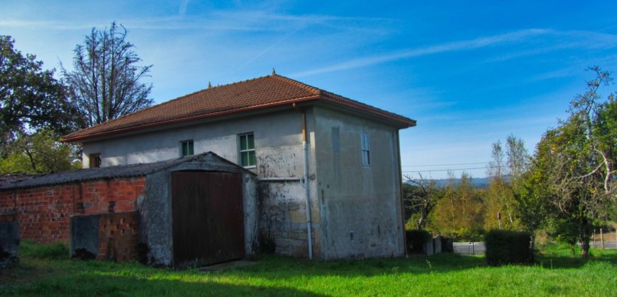 Casa rural para terminar con anexos y amplia finca en Monterroso