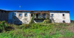 Historisch pand met bijgebouwen en veel grond in de Ribeira Sacra streek