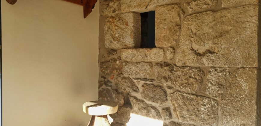 Casa rústica de piedra rehabilitada con patio y fincas a 3 km del Miño