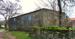 Bauernhaus aus Stein mit Innenhof, Nebengebäuden und Garten