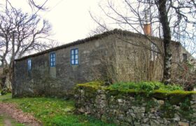 Casa tradicional de piedra con patio, dos pozos, anexos y finca en Antas de Ulla