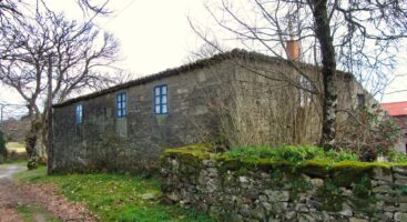 Bauernhaus aus Stein mit Innenhof, Nebengebäuden und Garten