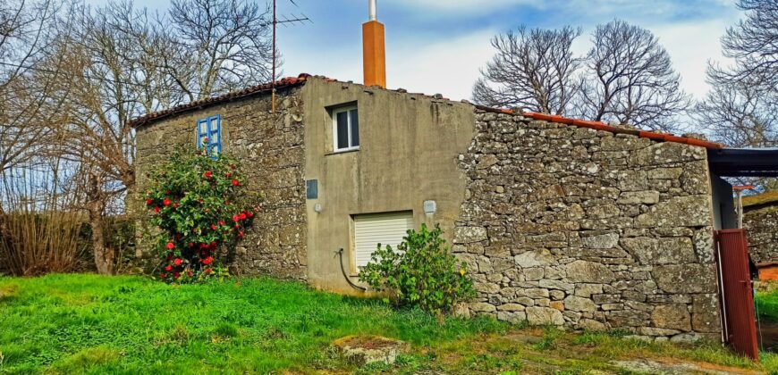 Casa tradicional de piedra con patio, dos pozos, anexos y finca en Antas de Ulla