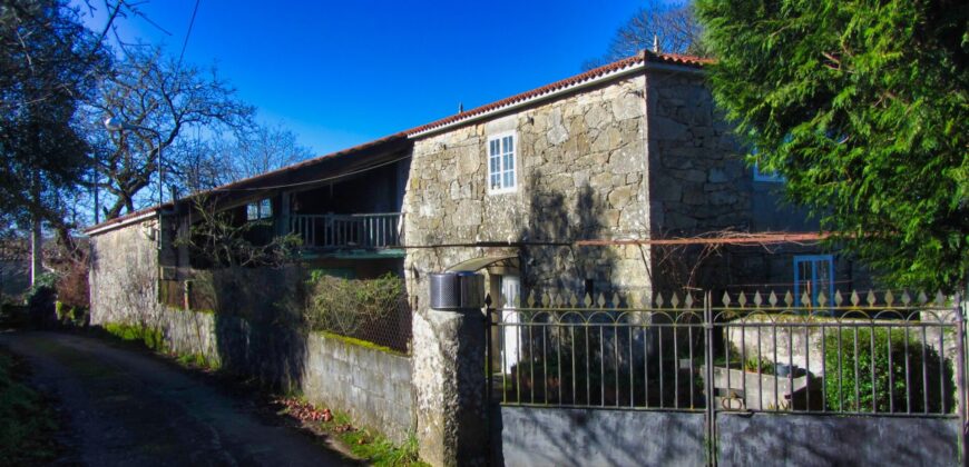 Hermosa casa rústica de piedra con finca en Monterroso