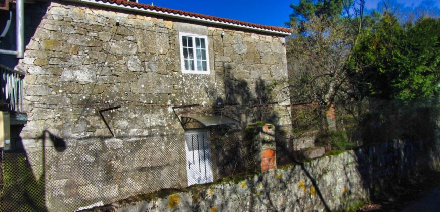 Prachtige uit natuursteen opgetrokken woning met grond in Monterroso