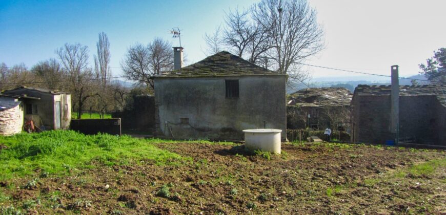 Uit natuursteen opgetrokken boerenwoning met tuin op 3 km van de Camino de Santiago
