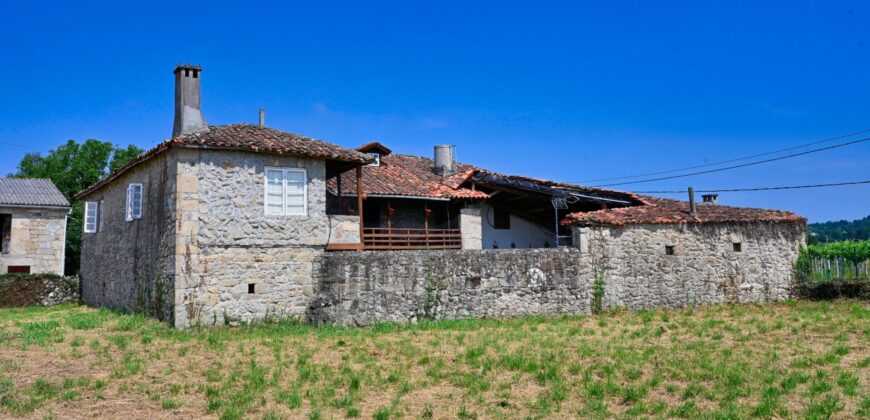 Authentisches Bauernhaus aus Stein mit Innenhof