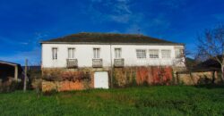 Geräumiges Bauernhaus aus Stein mit Nebengebäuden und Land in Pobra do Brollon