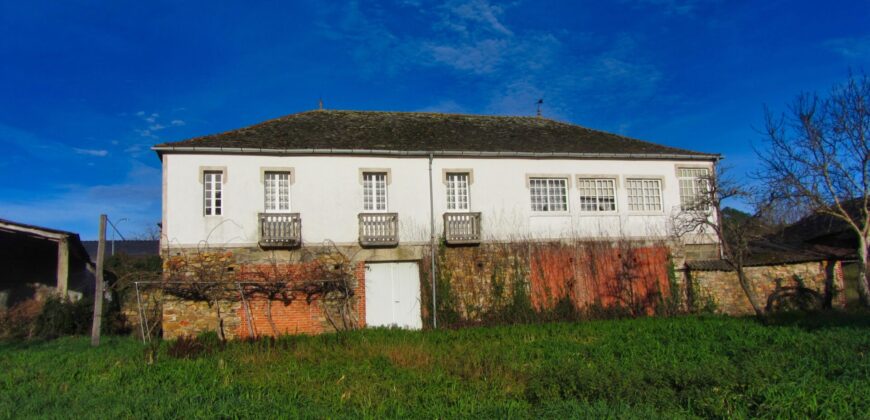Ruime stenen boerenwoning met bijgebouwen en grond in Pobra do Brollon
