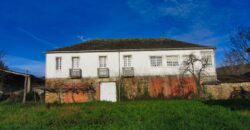 Ruime stenen boerenwoning met bijgebouwen en grond in Pobra do Brollon