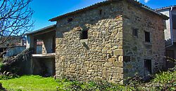 Casa rústica de piedra a rehabilitar con anexos y finca en Panton