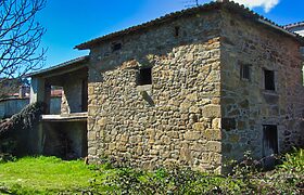 Charming stone-built house to renovate with barn and land in Panton