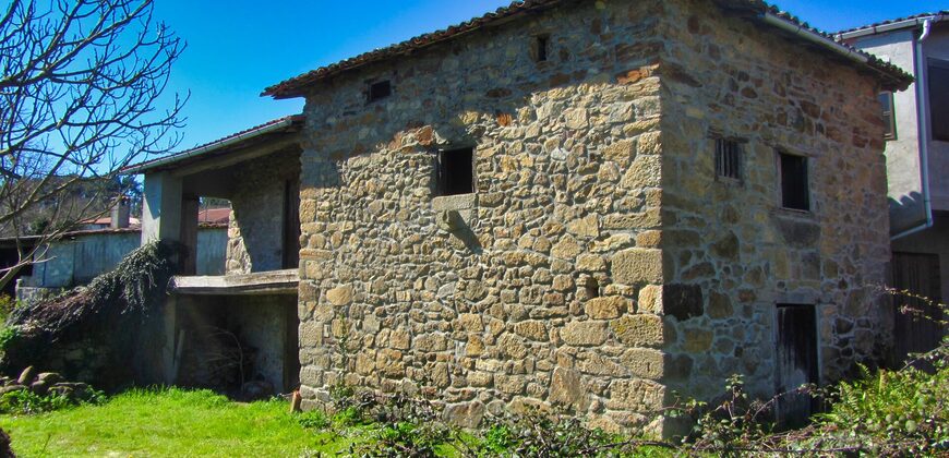 Casa rústica de piedra a rehabilitar con anexos y finca en Panton