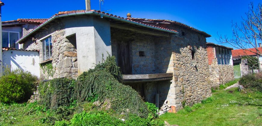 Schönes Steinhaus mit Scheune und Garten in der Ribeira Sacra