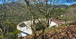 Volledig vrijstaande woning van 3 verdiepingen met tuin in de Ribeira Sacra