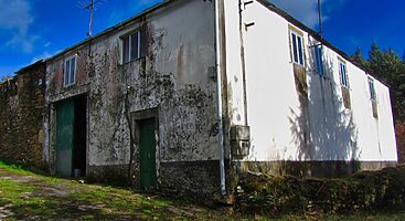 Komplex von mehreren zu renovierenden Häusern mit Grundstück in einer ruhigen Gegend