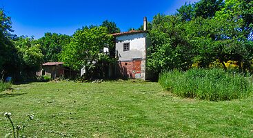 Haus zum Renovieren in ruhige Lage mit Grundstück in Ribeira Sacra