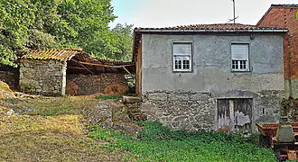 Rustig gelegen woning met binnenplaats en grond in de Ribeira Sacra streek