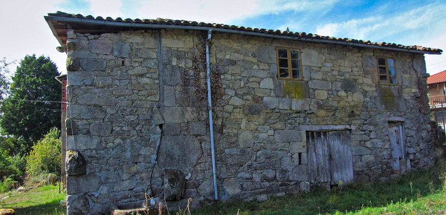 Authentisches Haus aus Naturstein mit Grundstück