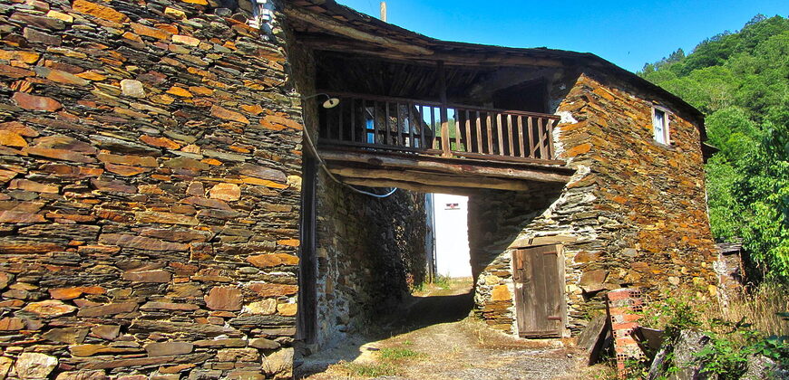 Traditionelles Natursteinhaus in A Pobra do Brollón