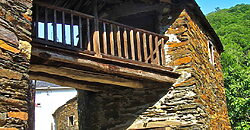 Traditionelles Natursteinhaus in A Pobra do Brollón Traditionelles Natursteinhaus in A Pobra do Brollón