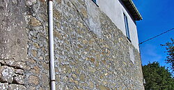 Ländlich gelegenes einfach bewohnbares Haus mit Garten und Nebengebäuden