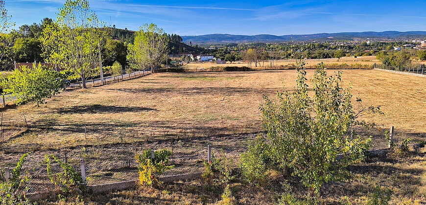 Casa rural tranquila con 8.000 m² de terreno a solo 3 km de Monforte de Lemos