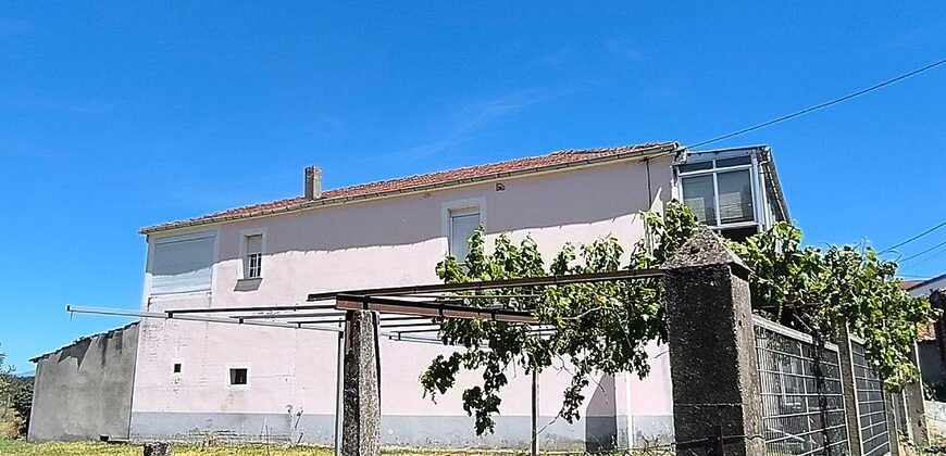 Casa rural tranquila con 8.000 m² de terreno a solo 3 km de Monforte de Lemos