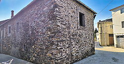 Casa de piedra en una aldea en las montañas de A Pobra do Brollon Casa de piedra en una aldea en las montañas de A Pobra do Brollon