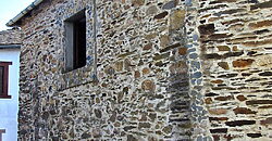 Casa de piedra en una aldea en las montañas de A Pobra do Brollon Casa de piedra en una aldea en las montañas de A Pobra do Brollon