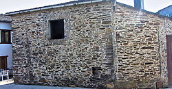 Casa de piedra en una aldea en las montañas de A Pobra do Brollon Casa de piedra en una aldea en las montañas de A Pobra do Brollon