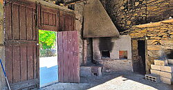 Casa de piedra en una aldea en las montañas de A Pobra do Brollon Casa de piedra en una aldea en las montañas de A Pobra do Brollon