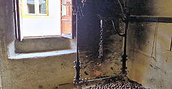 Casa de piedra en una aldea en las montañas de A Pobra do Brollon Casa de piedra en una aldea en las montañas de A Pobra do Brollon
