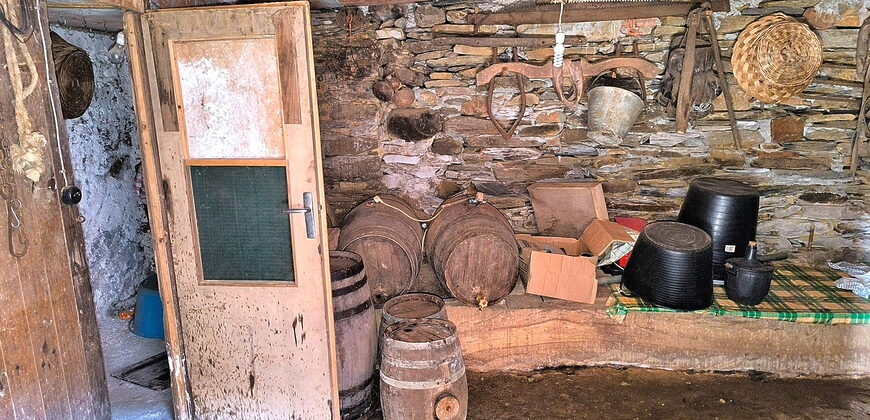 Casa de piedra en una aldea en las montañas de A Pobra do Brollon