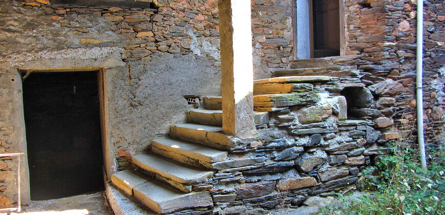 Casa de piedra en una aldea en las montañas de A Pobra do Brollon